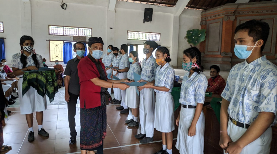 Penuh Senyum Keceriaan, Beginilah Acara Syukuran untuk Siswa/i SMA N 1 Sukawati yang Berhasil Menorehkan Prestasi