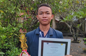 Cinta Budaya, Siswa Suskma Raih Juara 1 Lomba Nyurat Lontar