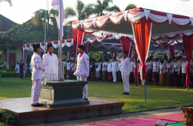 Peringati Hardiknas, Suksma Adakan Upacara dengan Adat Kebaya