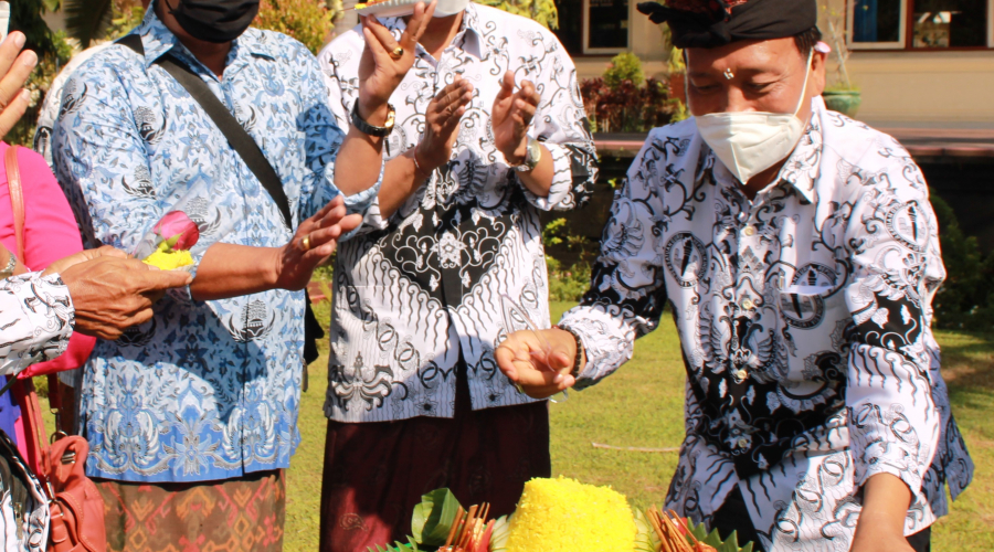 Pelaksanaan Upacara Peringatan HUT ke-76 PGRI dan Hari Guru Nasional SUKSMA