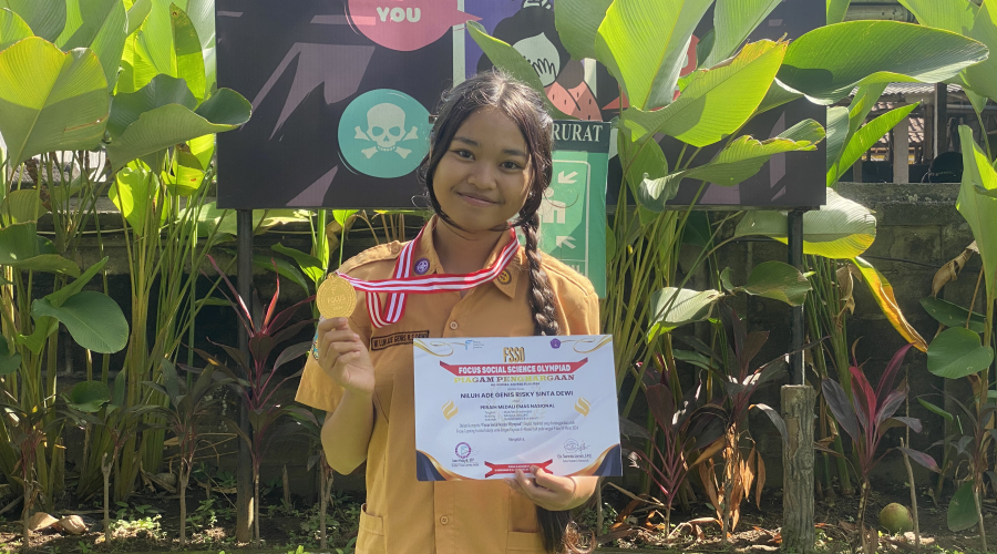 Mengagumkan, Genis Raih Medali Emas Olimpiade Bahasa Inggris Nasional
