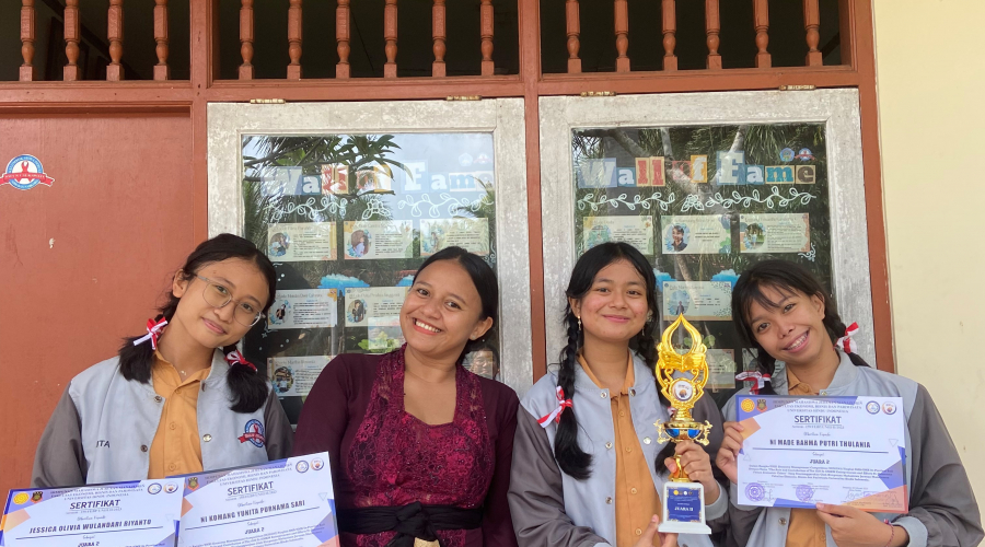 Perwakilan Suksma Gaet Juara 2 Ajang Lomba Debat di UNHI