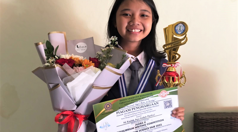 Kali Pertama Ikut Lomba Esai, Indah Gaet Juara Nasional