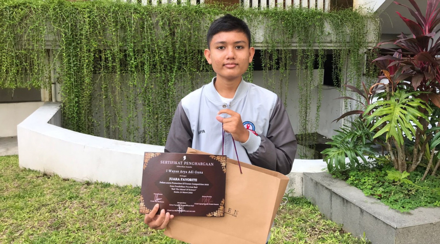 Berhasil Cetak Prestasi, Arya Gaet Juara Favorit Poster Digital