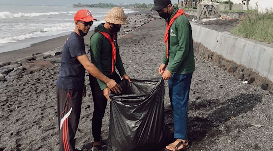 Guna Pelestarian Lingkungan, Sispala Gelar Giat Susur Pantai.