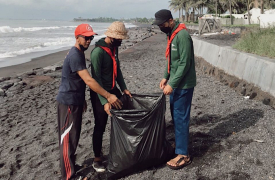 Guna Pelestarian Lingkungan, Sispala Gelar Giat Susur Pantai.