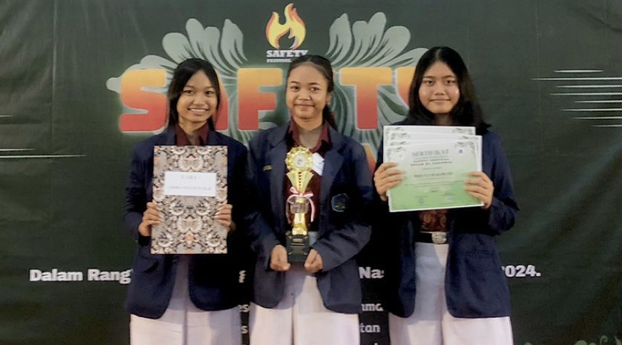 Isi Waktu Libur, 3 Siswi Suksma Kantongi Juara 1 Poster Publik se-Provinsi