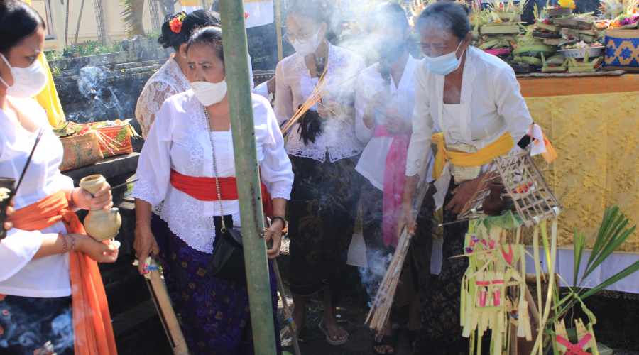 Suksma Gelar Persembahyangan Bersama Peringati Hari Raya Saraswati dengan Tetap Melancarkan Prokes yang Berlaku