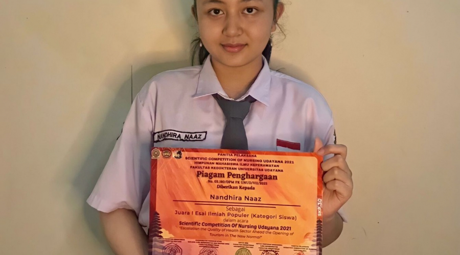 Kali Pertama Turut Serta Lomba Esai, Nandhira Raih Juara 1 