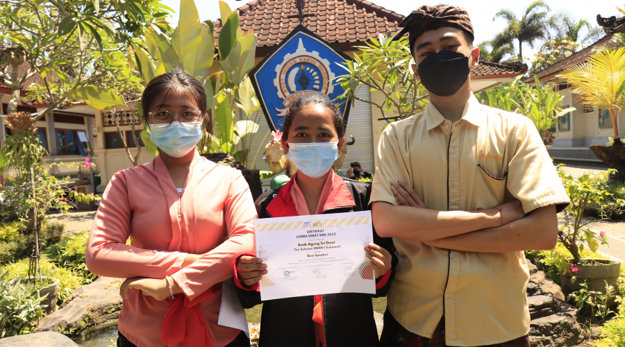 Gung Sri Menangkan Best Speaker, Debat 2022 Pada Lomba Debat oleh STIE YKPN