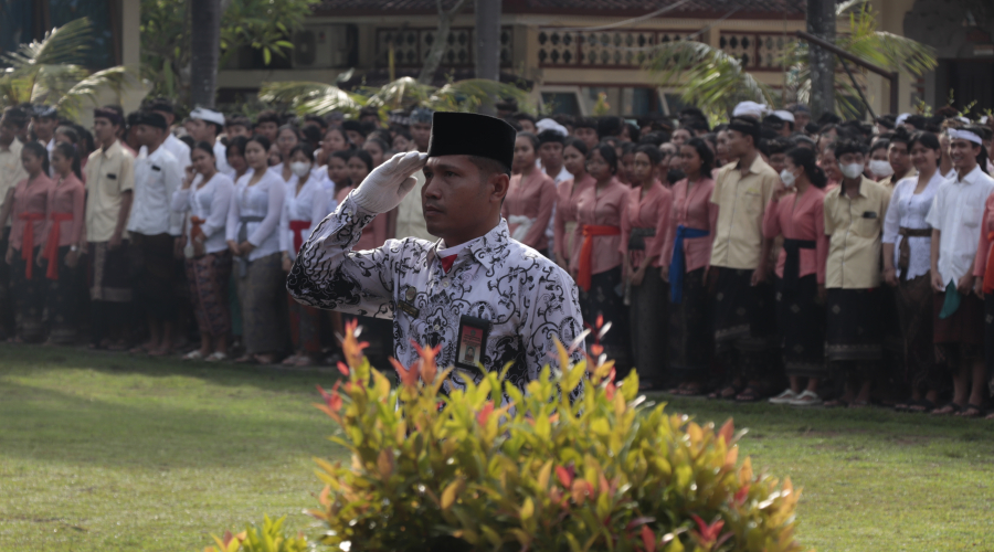 Hari Guru Nasional, Para Guru Suksma Pimpin Upacara Bendera