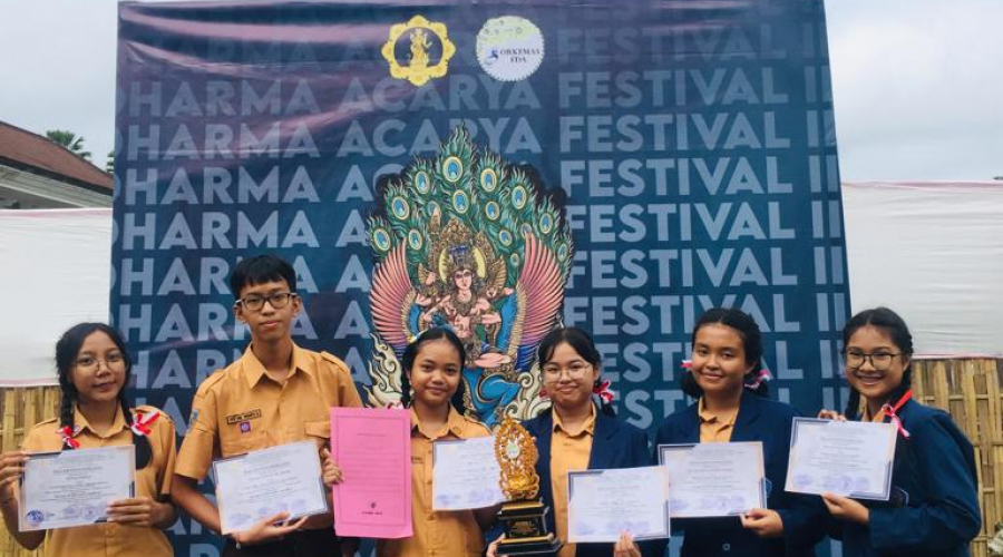  2 Tim Suksma Raih Juara Dalam LCC Agama Hindu