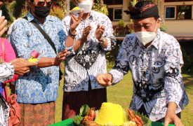 Pelaksanaan Upacara Peringatan HUT ke-76 PGRI dan Hari Guru Nasional SUKSMA