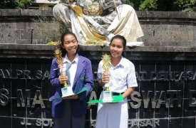 Lahir Bersamaan, Dua Siswi SMA N 1 Sukawati Ini Juga Cetak Prestasi Bersamaan